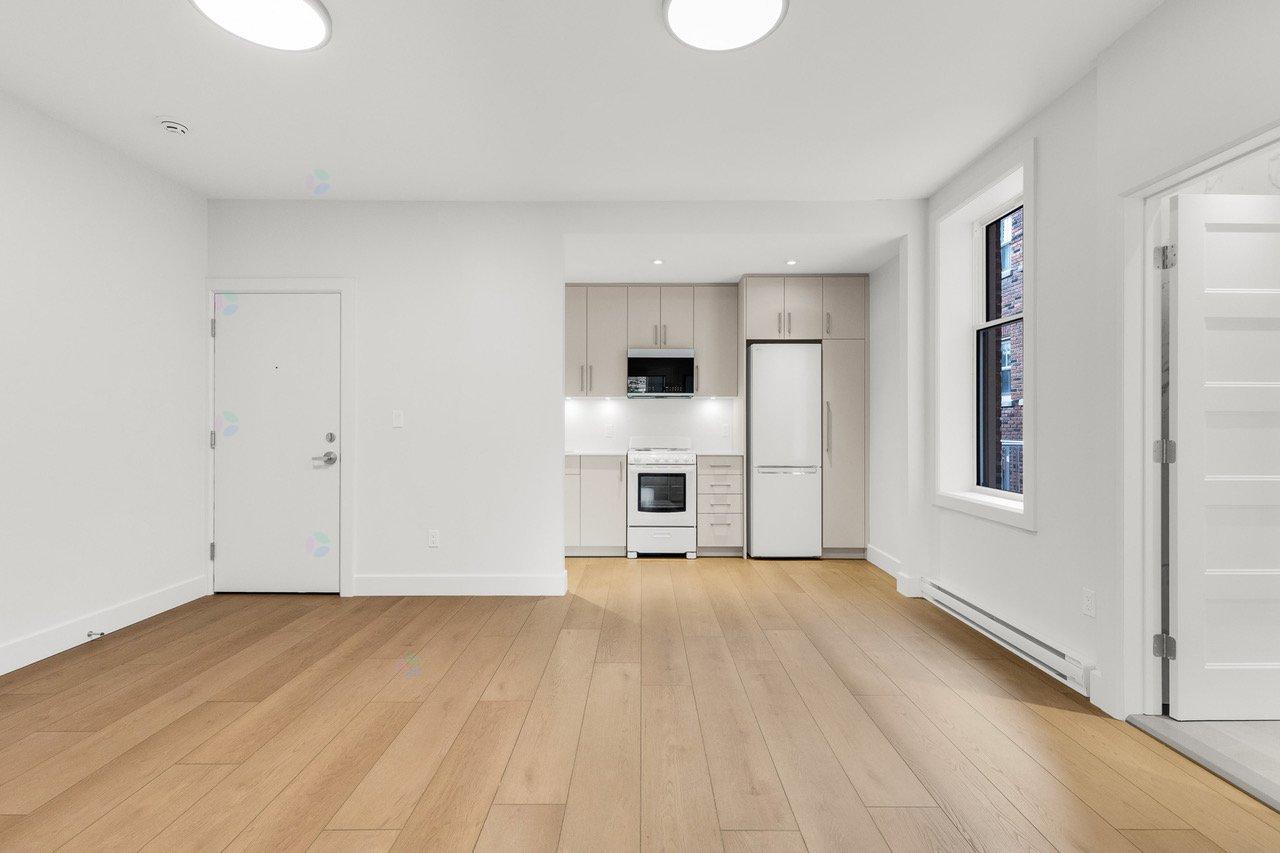 4556 Rue Ste-catherine O., #11 Property Photo 4