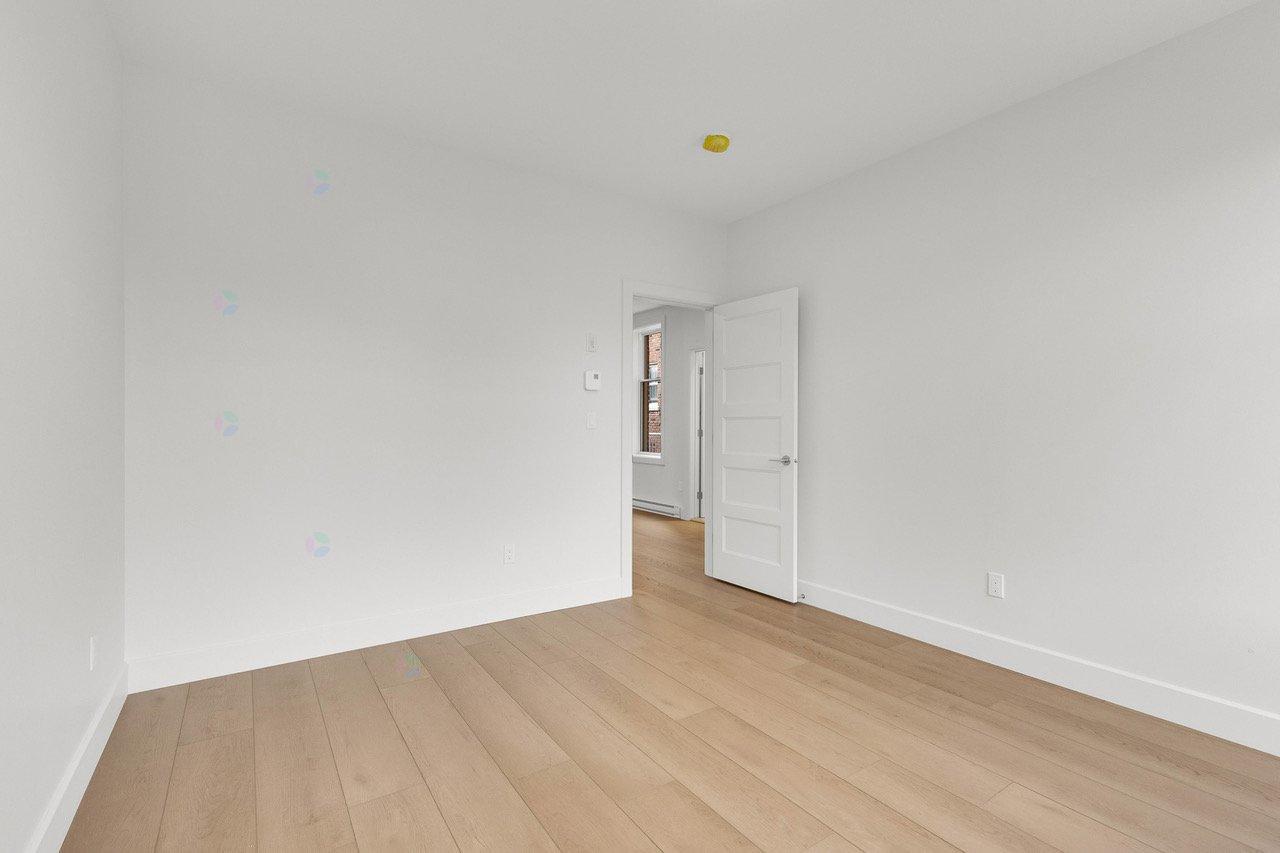 4556 Rue Ste-catherine O., #11 Property Photo 15