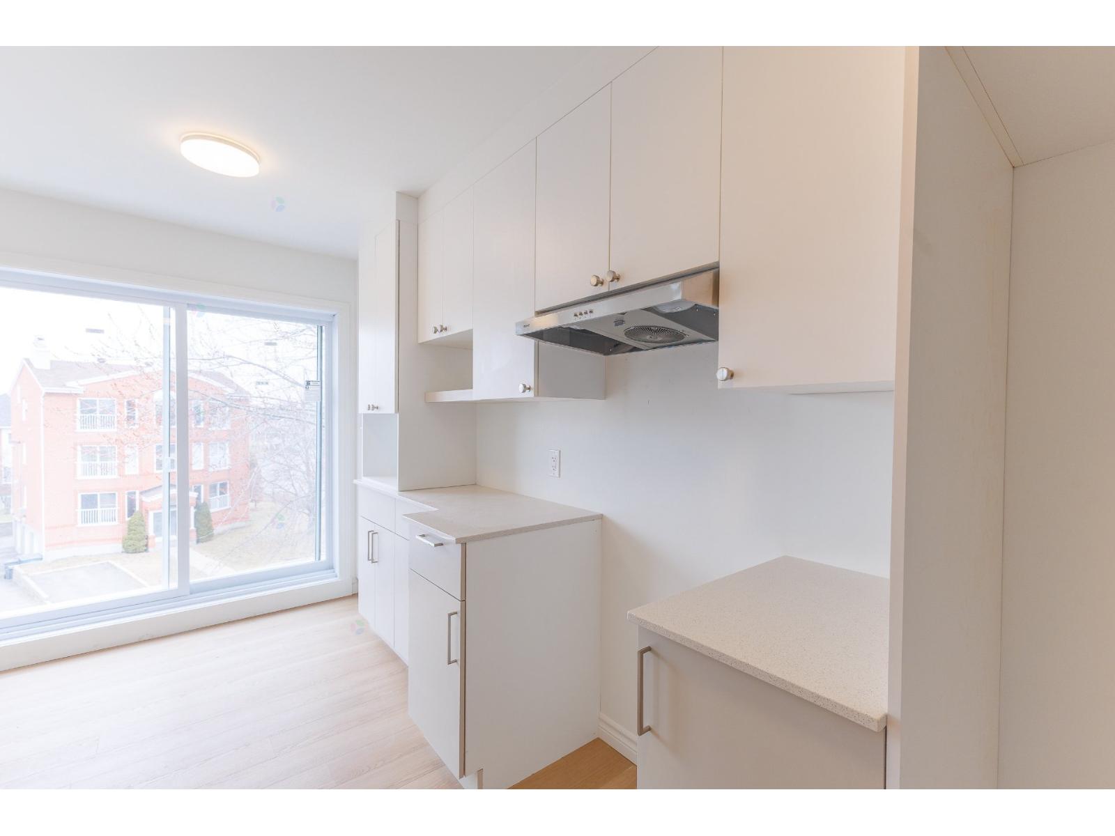 2475 Rue Aubert, #14 Property Photo 11
