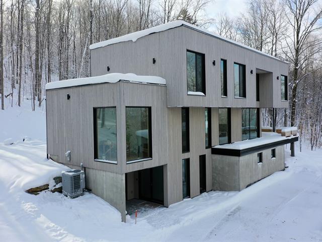131 Ch. Des Montagnes-Vertes Property Photo 1