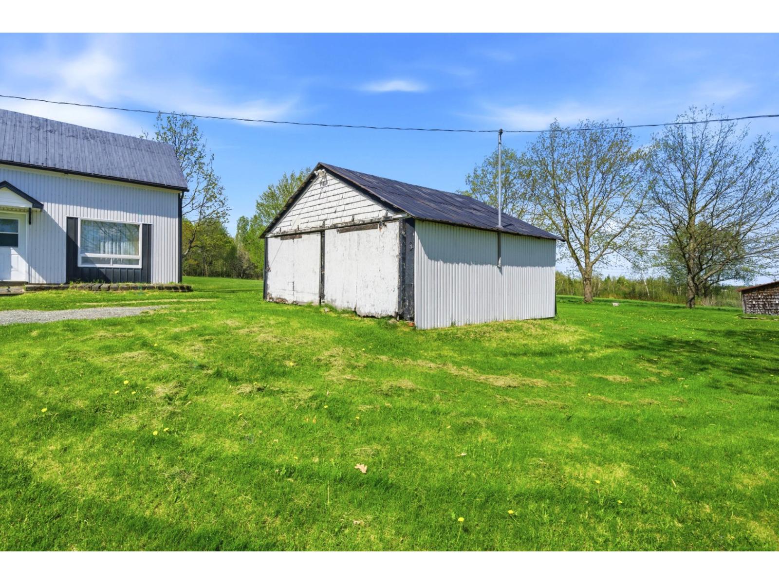 2078z Ch. Hamel Property Photo 13