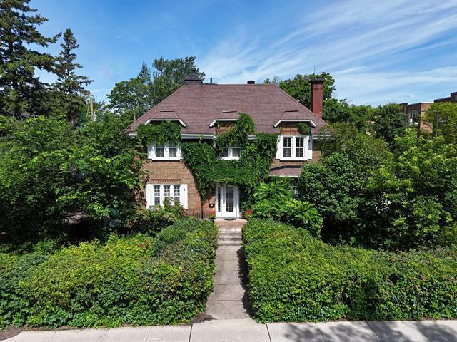 902 Grande Allée O. Property Photo 1