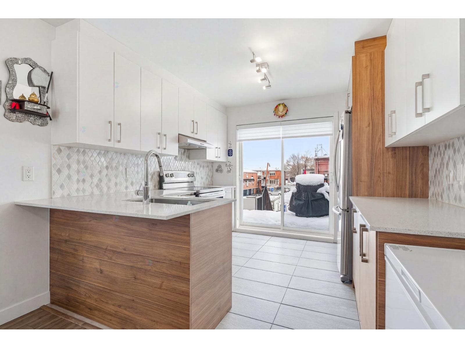 2143-2147 Rue Cartier Property Photo 3