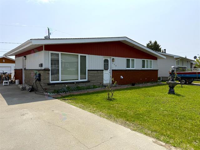 126 4e Avenue N. Property Photo 1