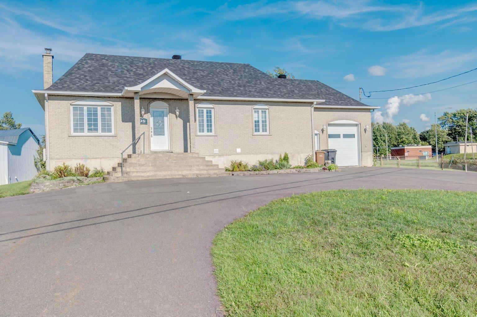 98 Rue Monseigneur-parenteau Property Photo 1