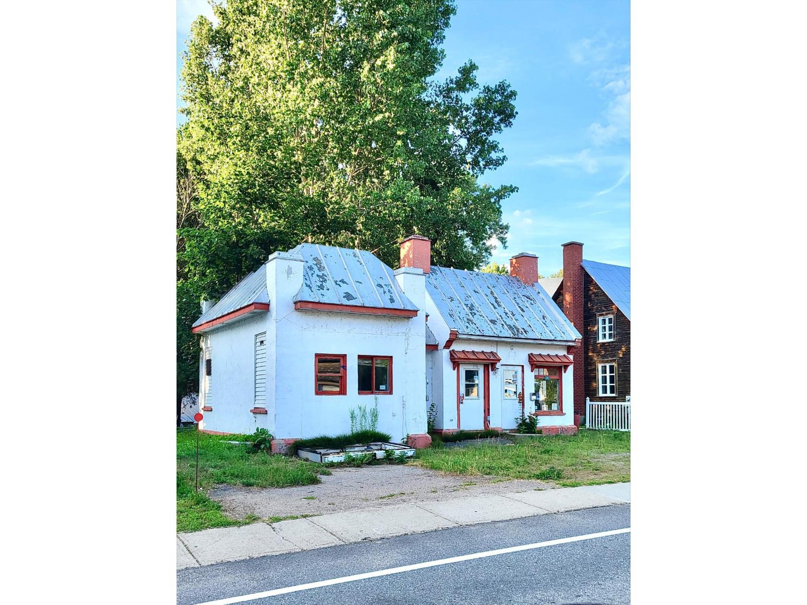 975 Rue Notre-dame Property Photo 3