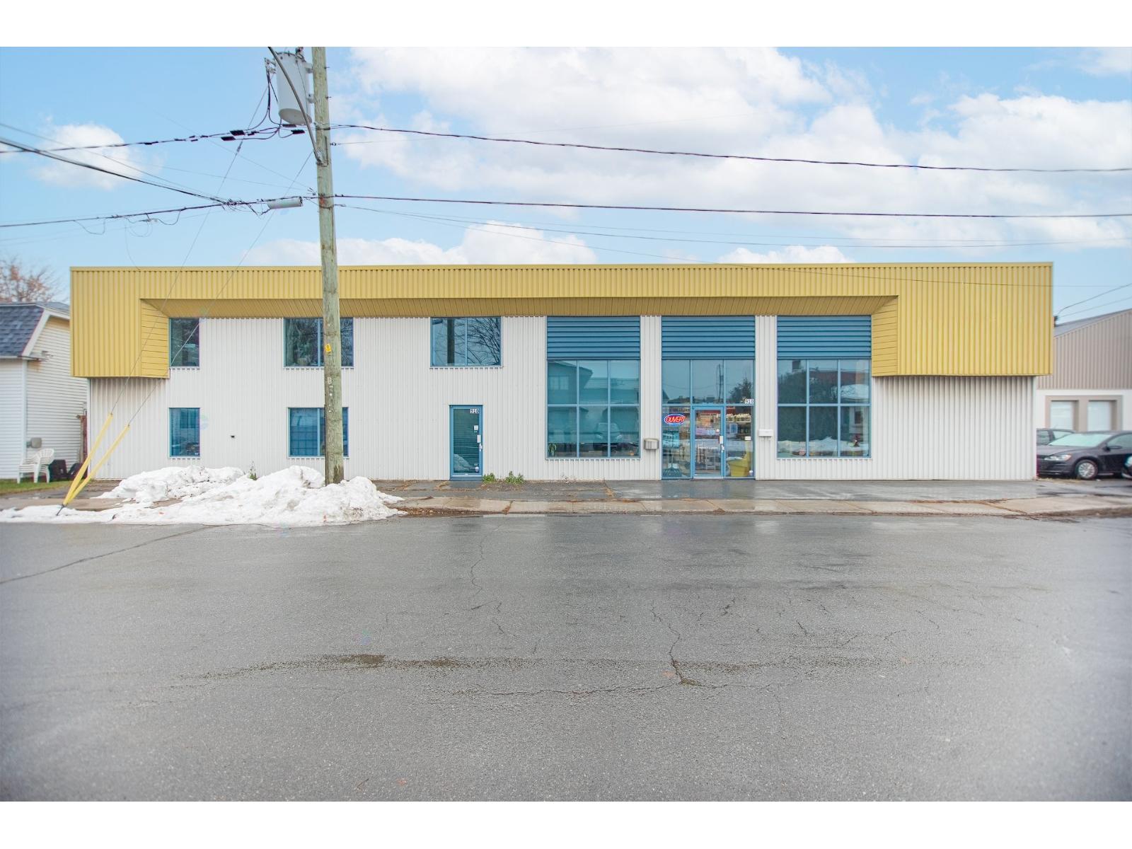 910 Rue Laval
