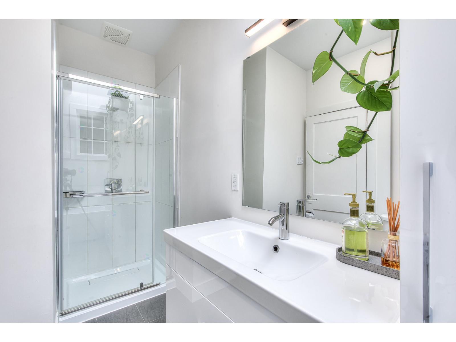 4545 Av. Earnscliffe Property Photo 10