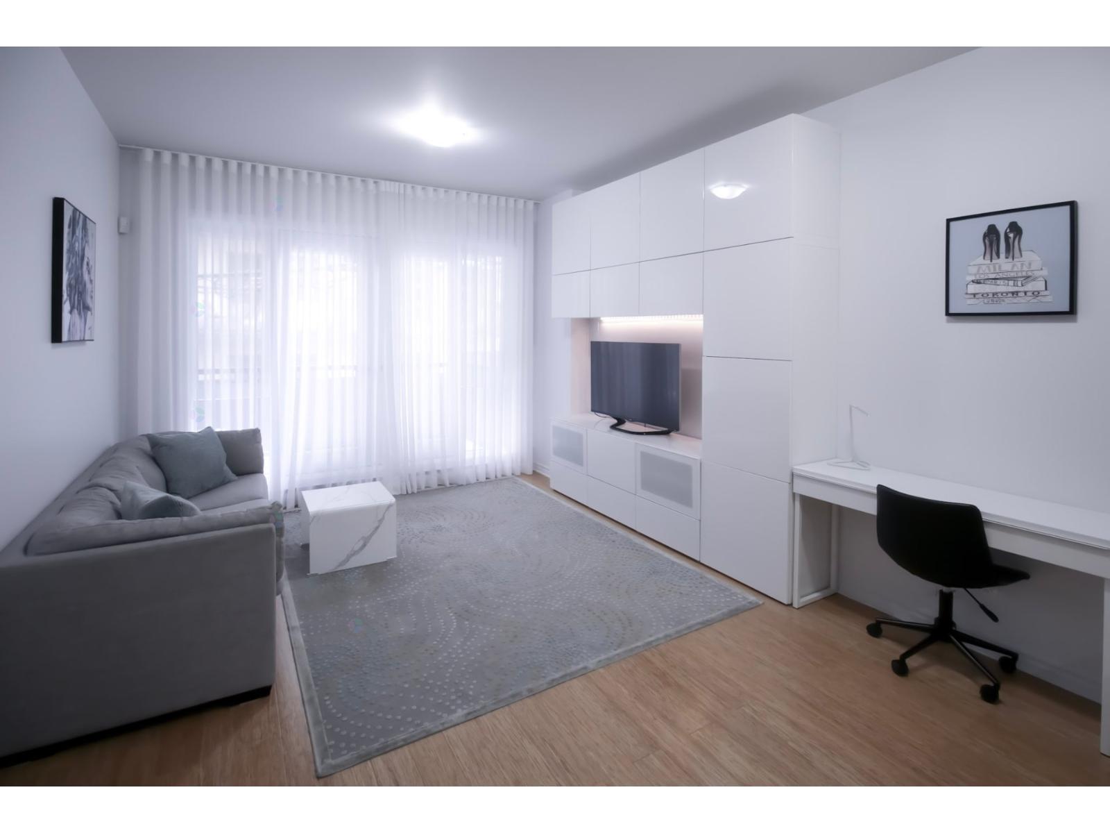 3456 Av. Du Parc, #208 Property Photo 1