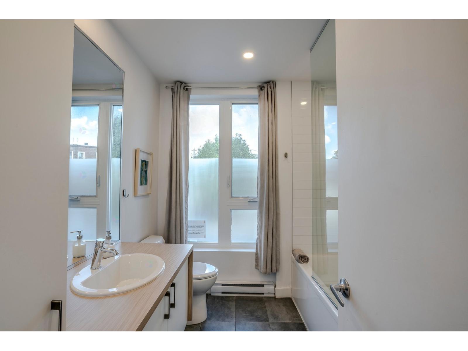 695 3e Avenue, #201 Property Photo 18