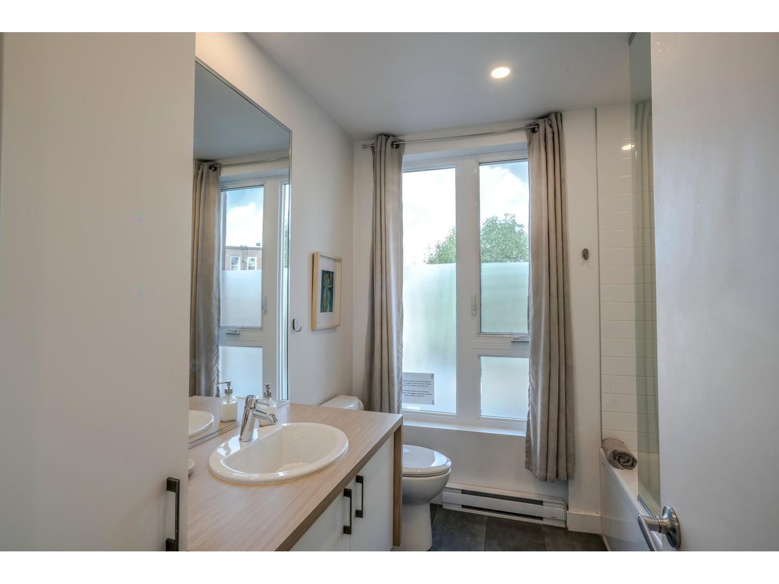 695 3e Avenue, #201 Property Photo 19