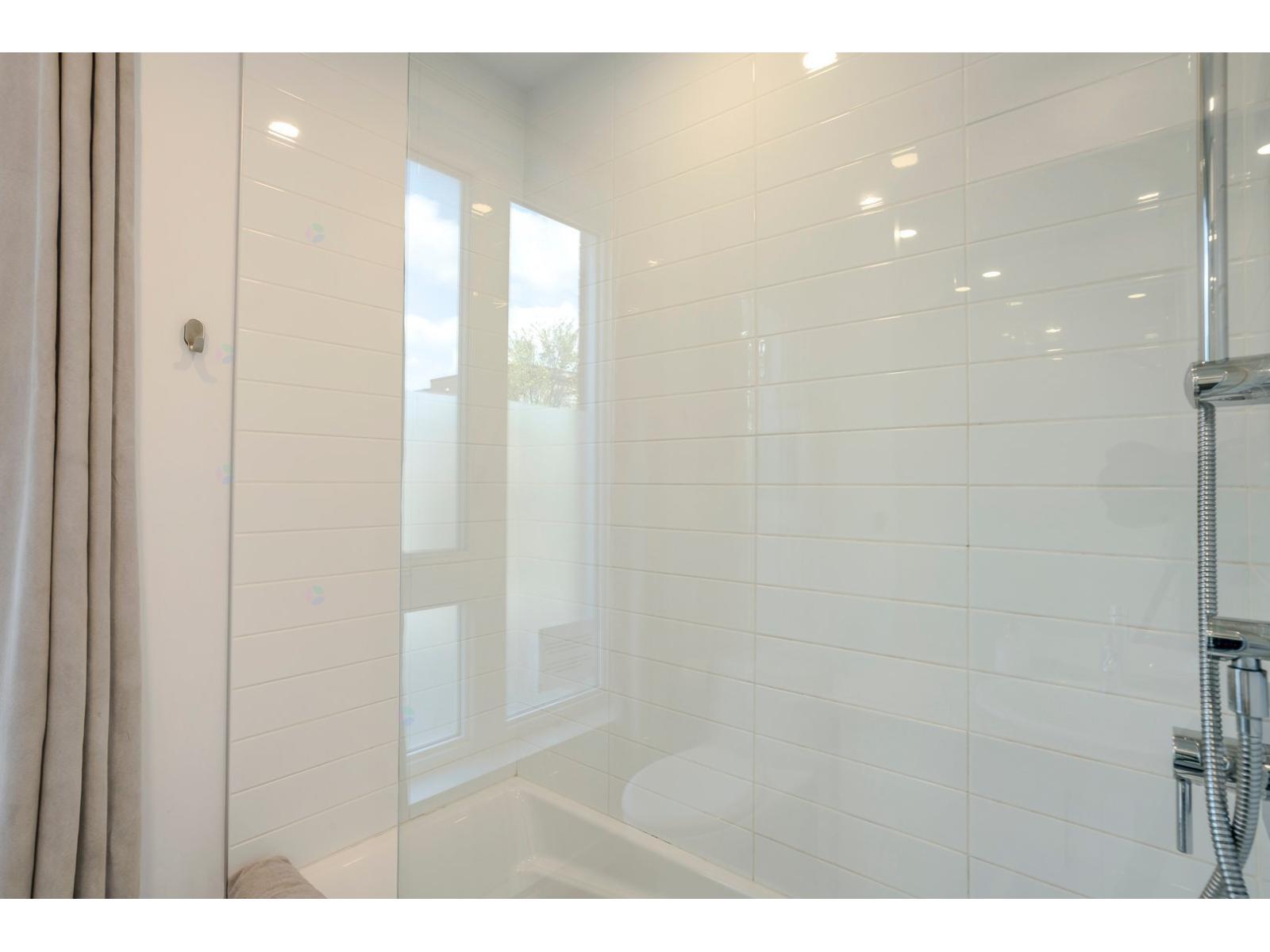 695 3e Avenue, #201 Property Photo 20