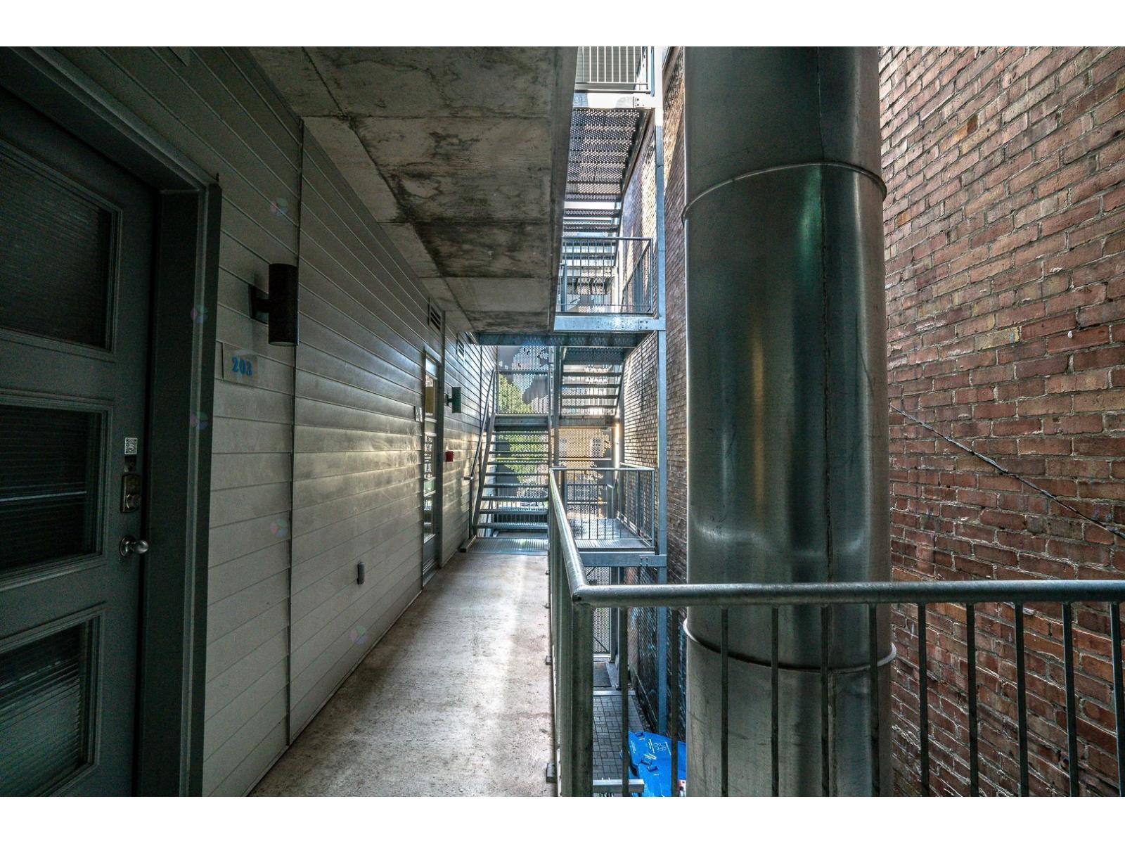 695 3e Avenue, #201 Property Photo 35