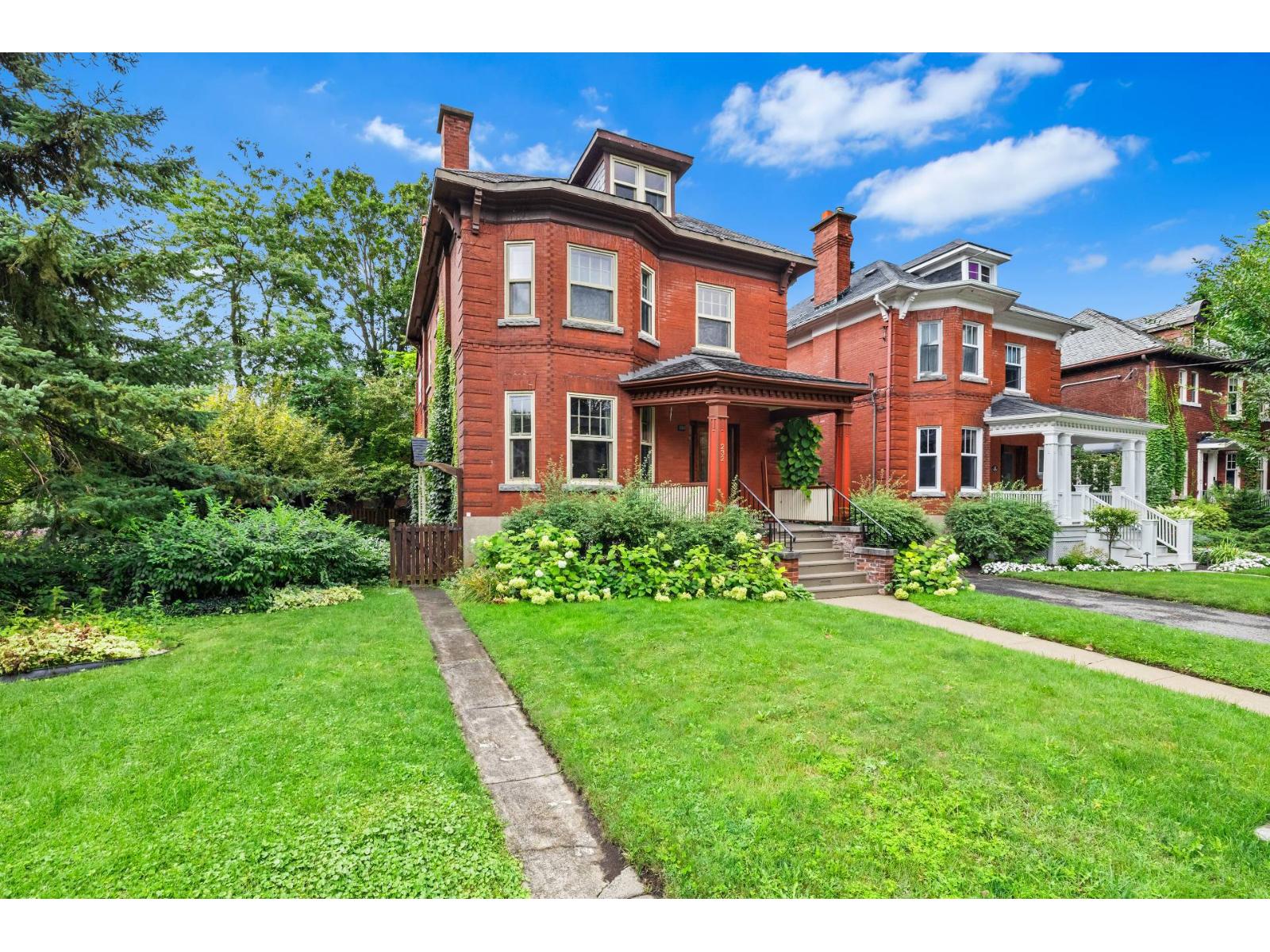 232 Av. Strathearn N. Property Photo 1