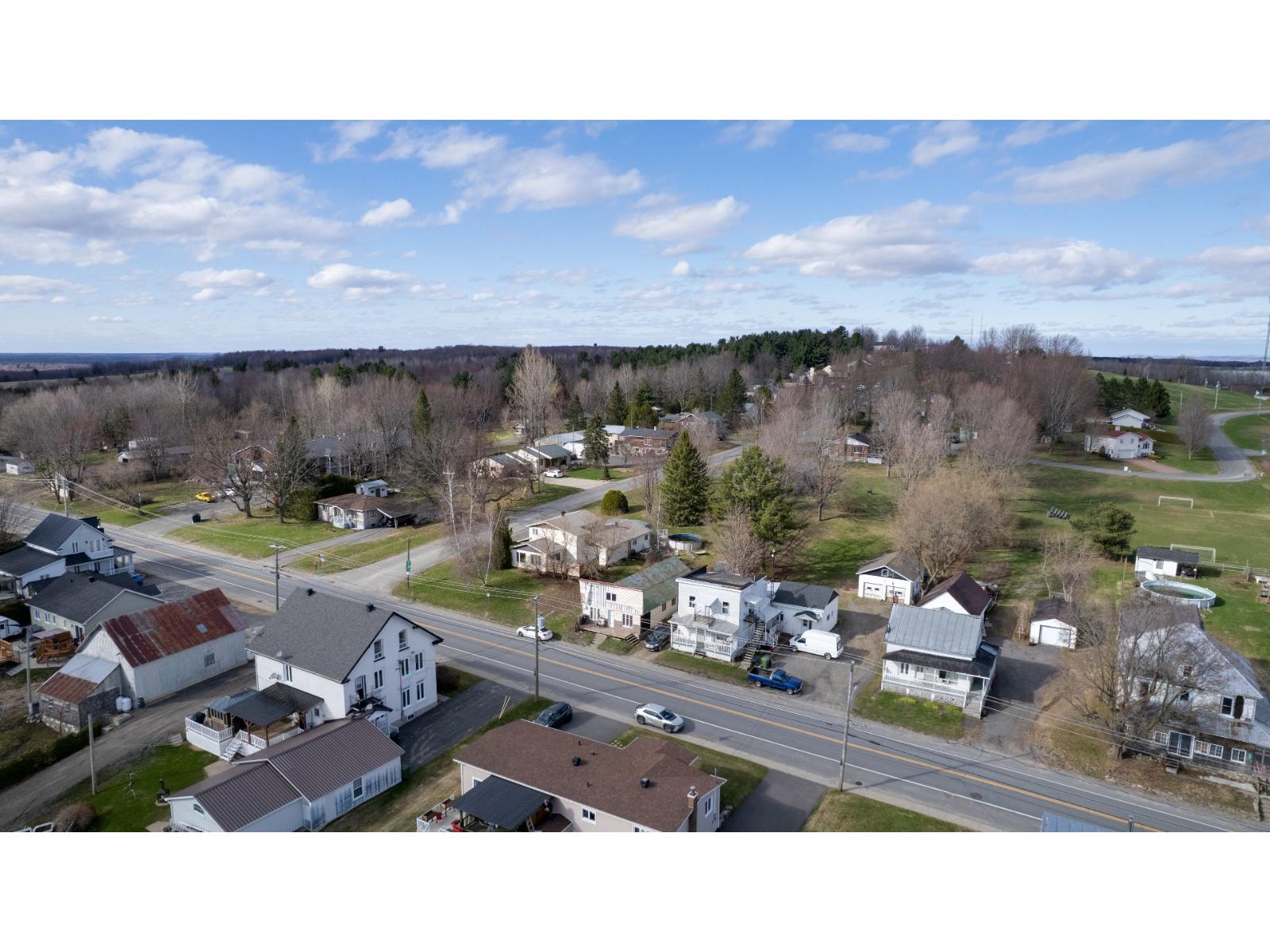 6049-6051 Rue Principale Property Photo 4