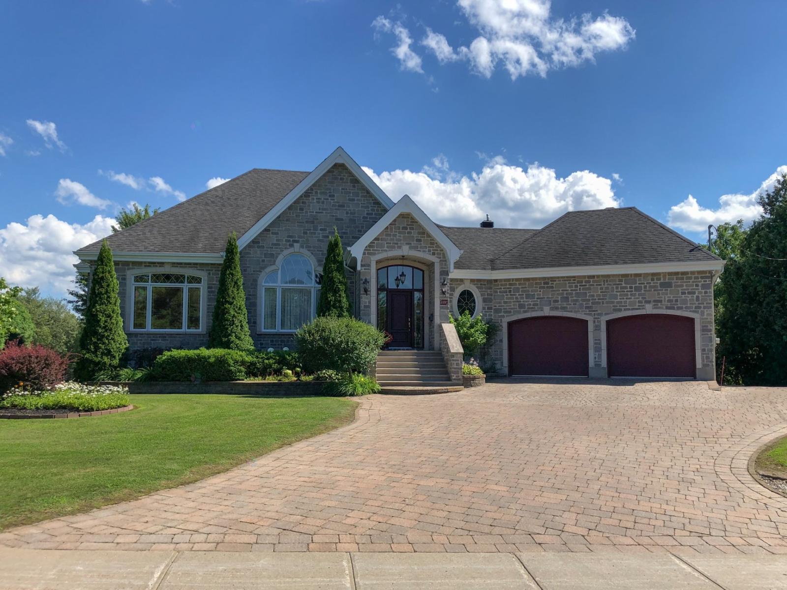 1320 Ch. du Bord-de-l'Eau Property Photo 1