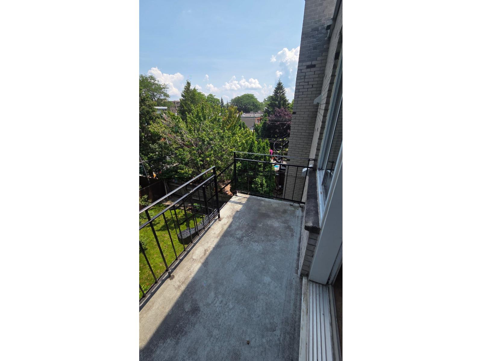 2437 Av. Montclair Property Photo 4