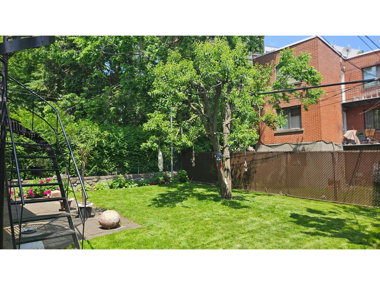 2437 Av. Montclair Property Photo 6