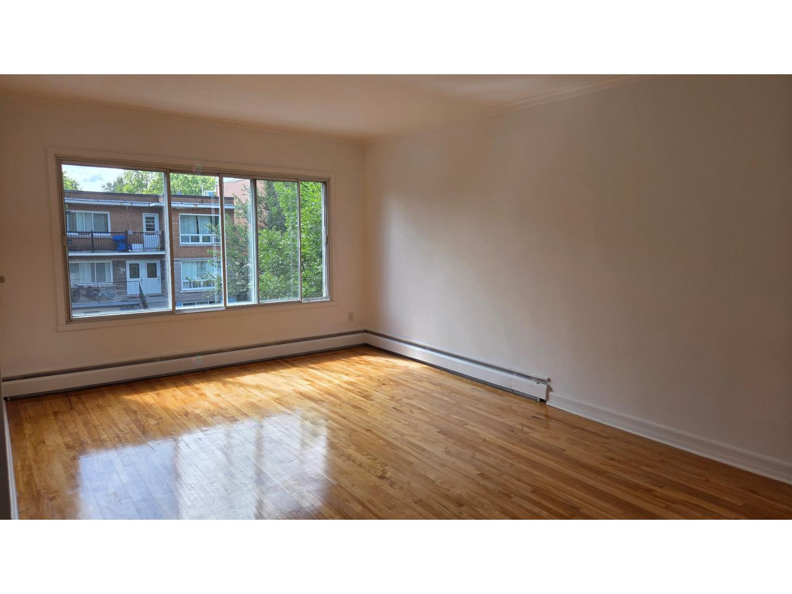 2437 Av. Montclair Property Photo 8