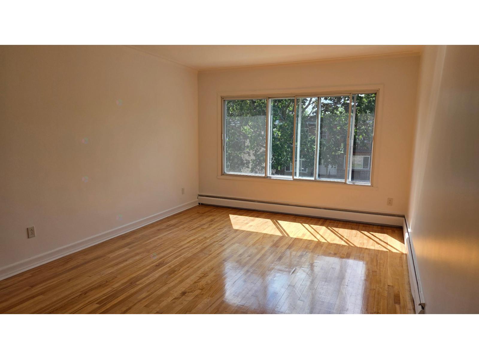 2437 Av. Montclair Property Photo 9