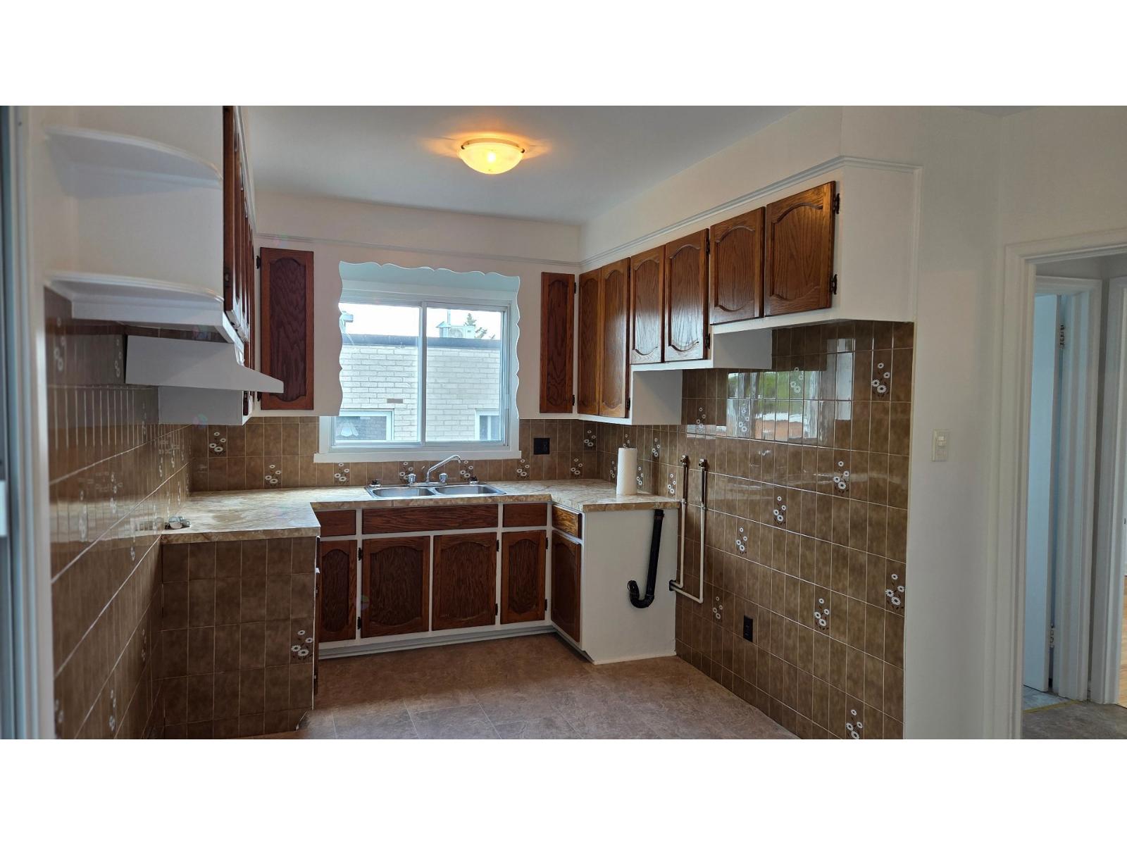 2437 Av. Montclair Property Photo 11