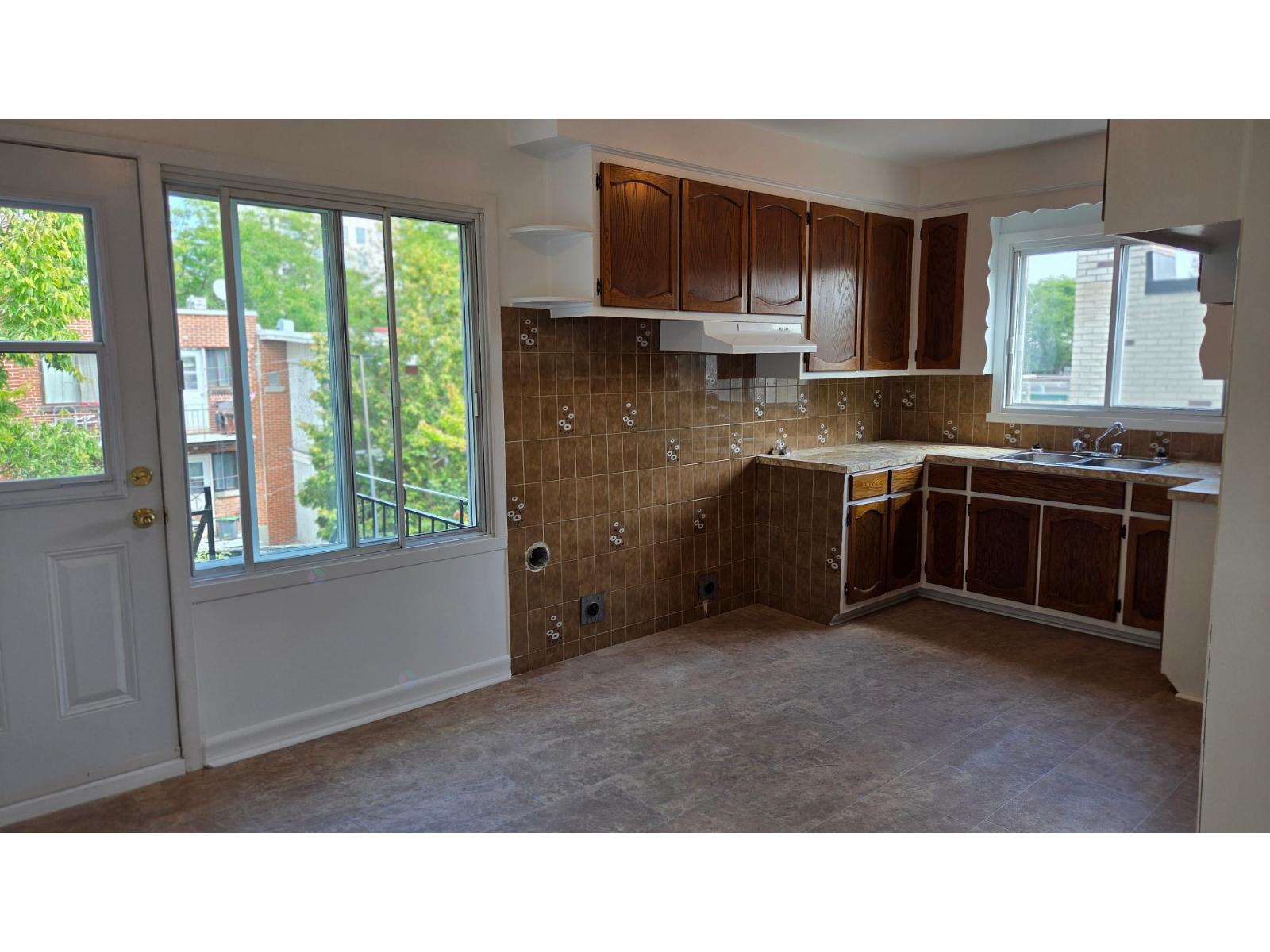 2437 Av. Montclair Property Photo 12