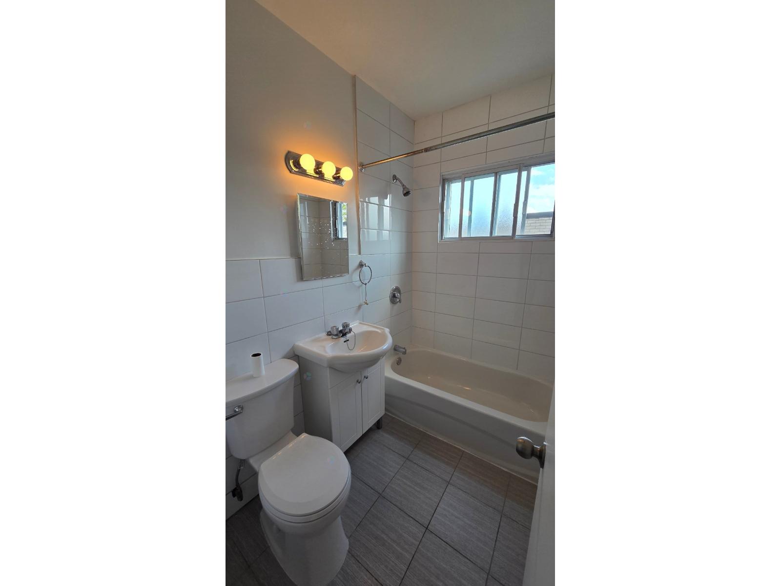 2437 Av. Montclair Property Photo 19
