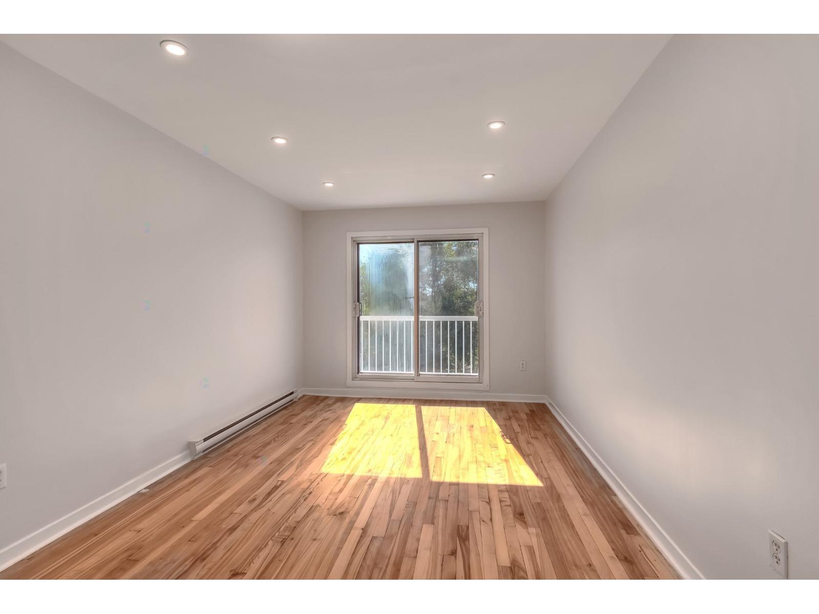 8693 Av. Bloomfield, #4 Property Photo 1