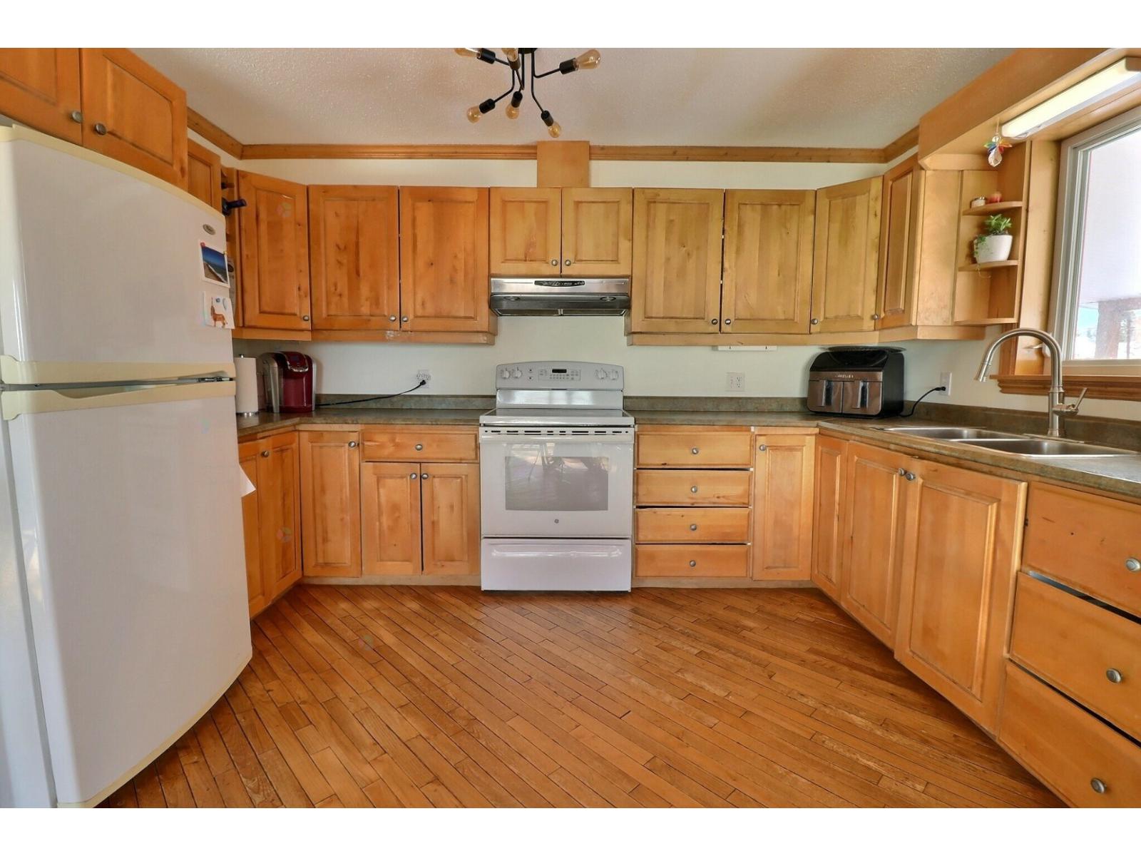226 Boul. Perron E. Property Photo 9