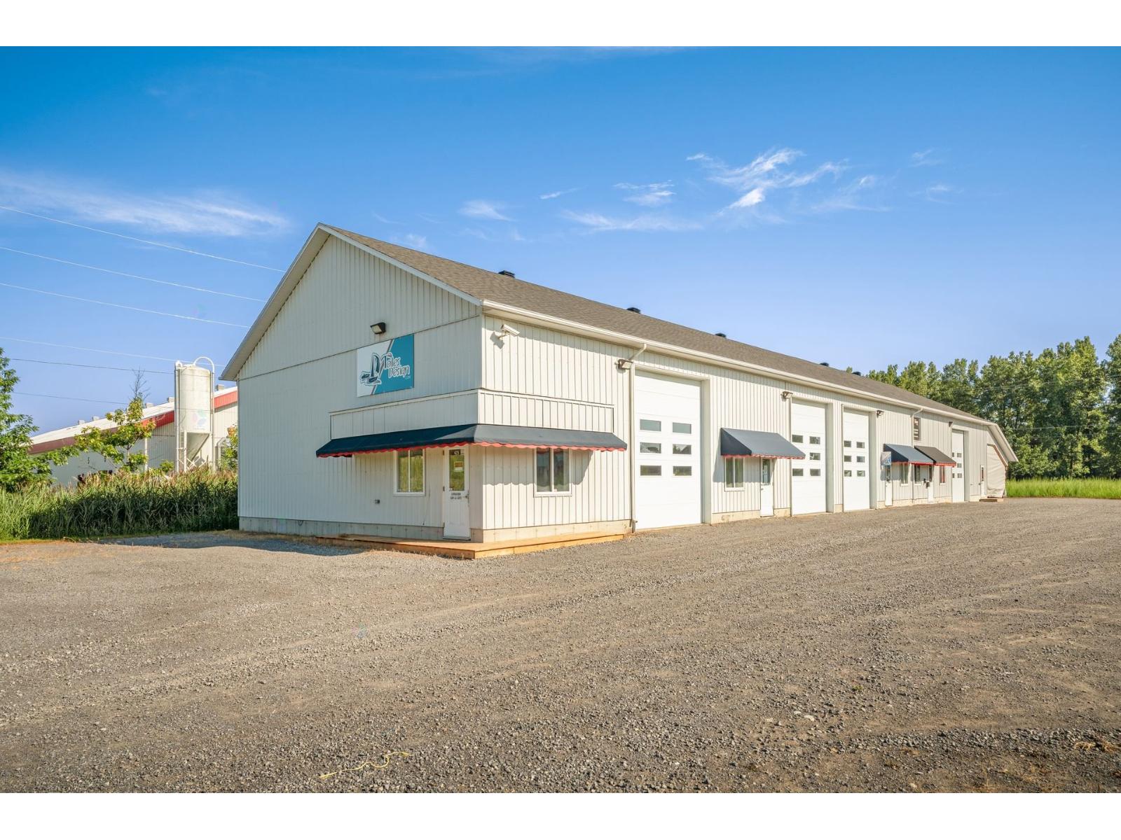 475-479 Av. Le Neuf Property Photo 2