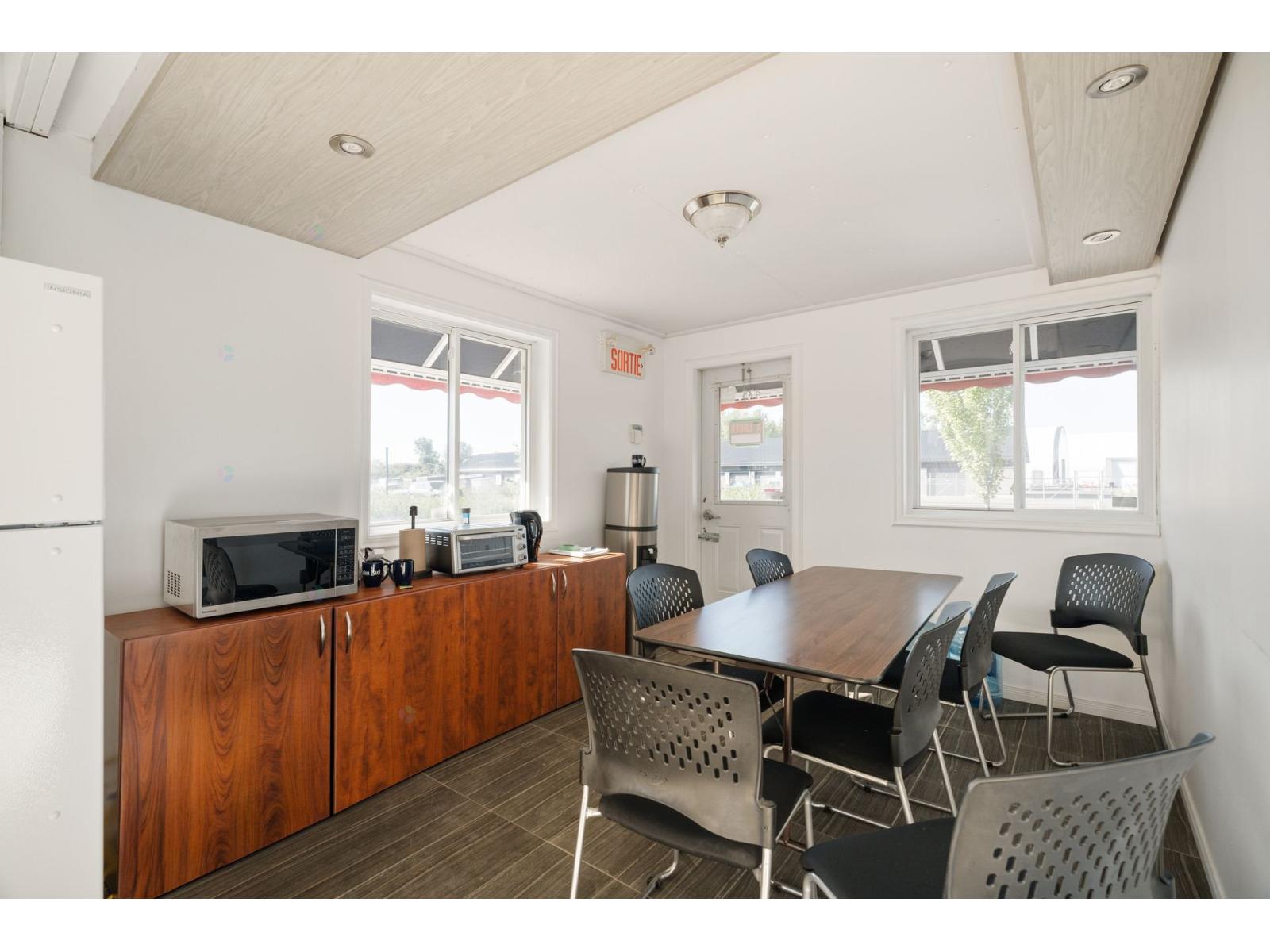 475-479 Av. Le Neuf Property Photo 9