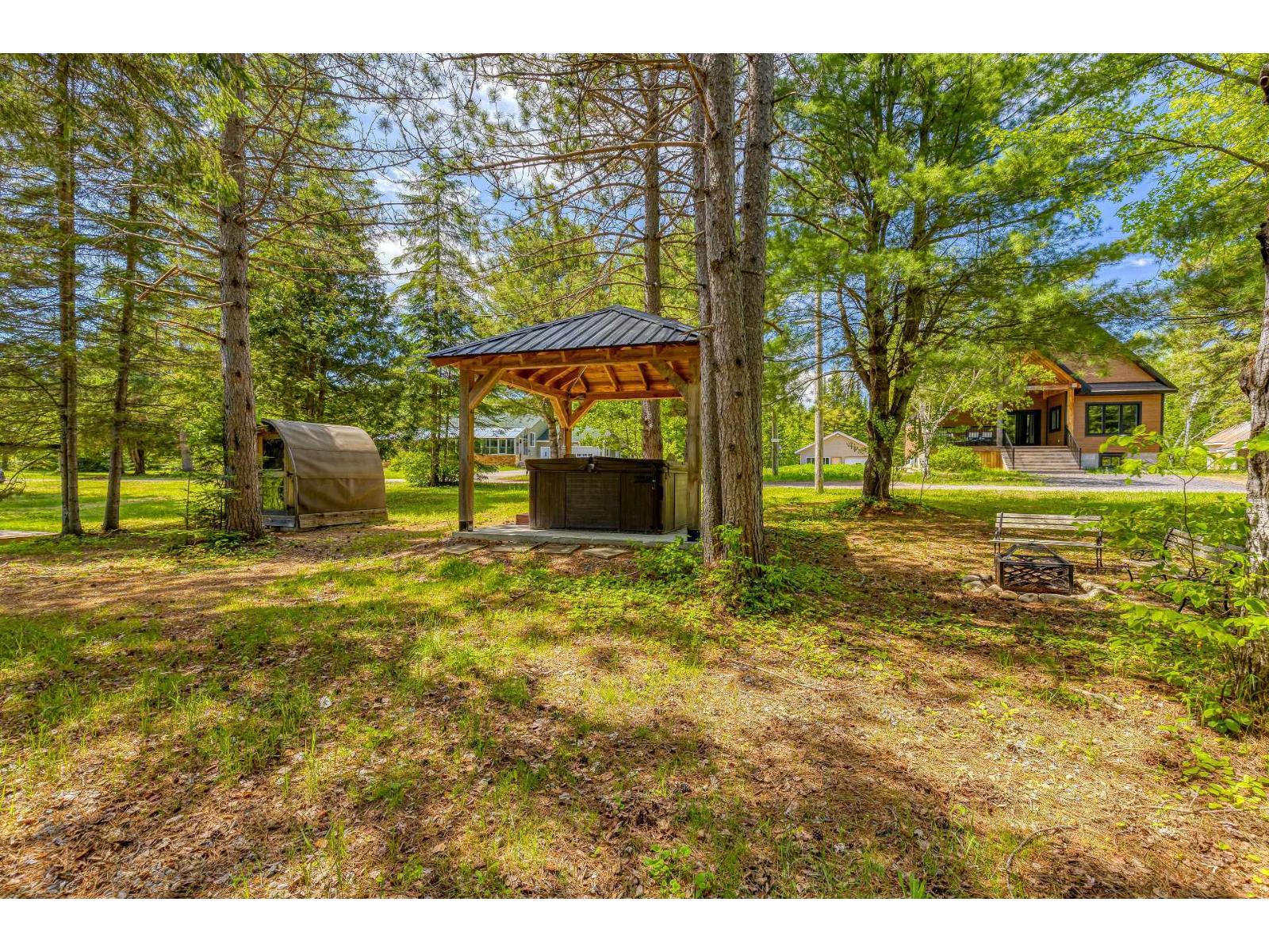 2580 Ch. Des Quatre-as Property Photo 8