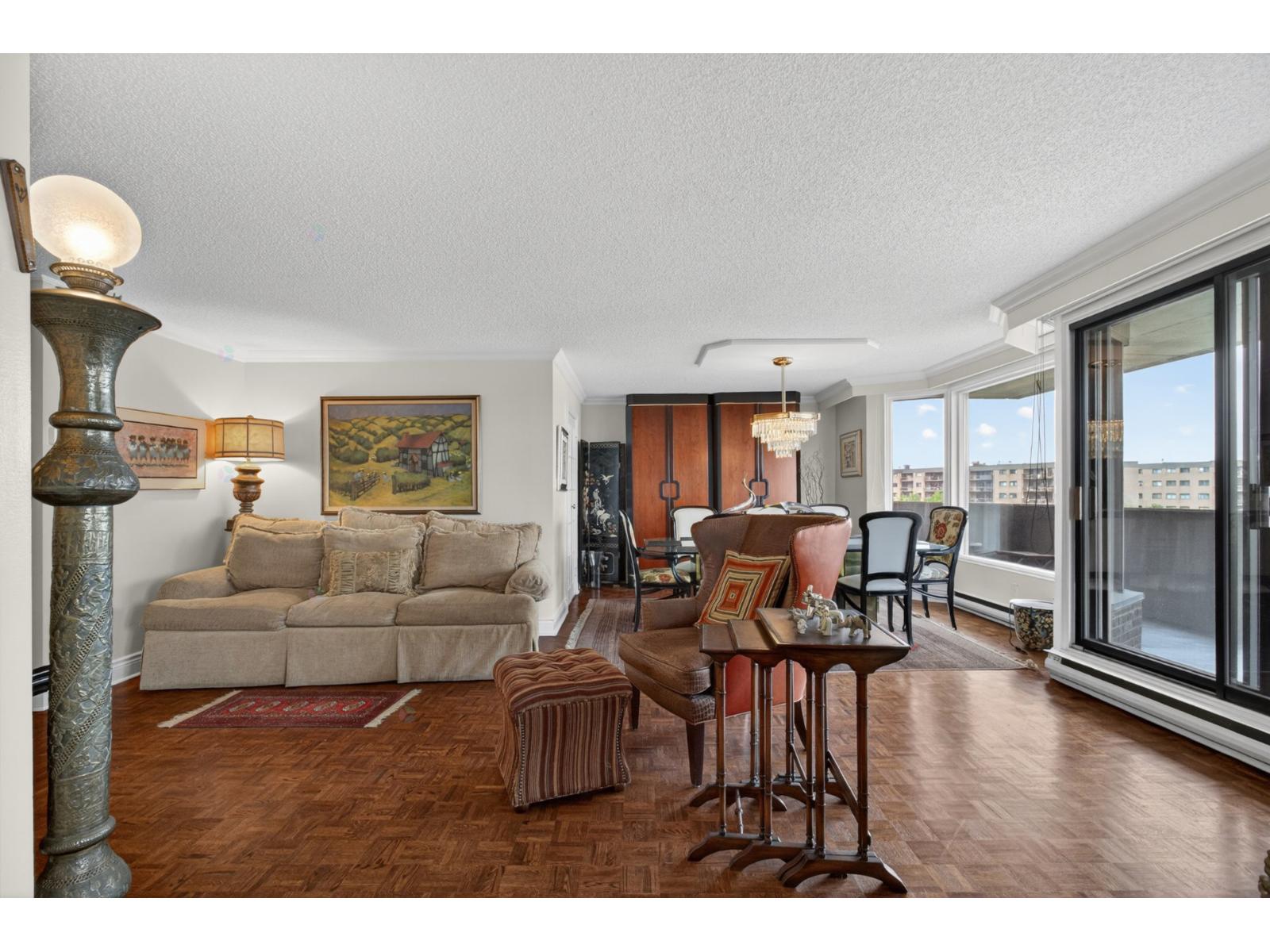 5900 Av. Armstrong, #705 Property Photo 3
