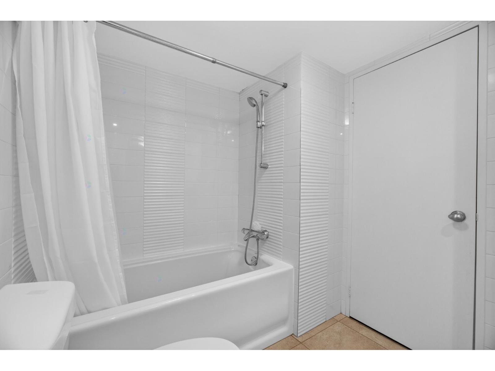 5900 Av. Armstrong, #705 Property Photo 16