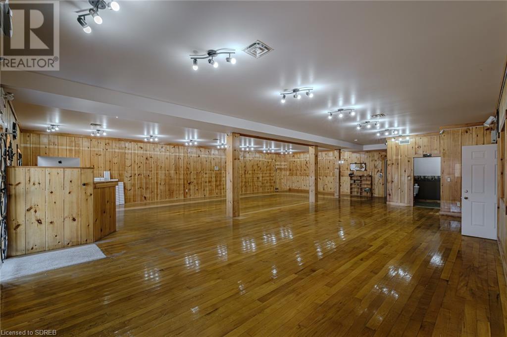 316 Queensway W Property Photo 4