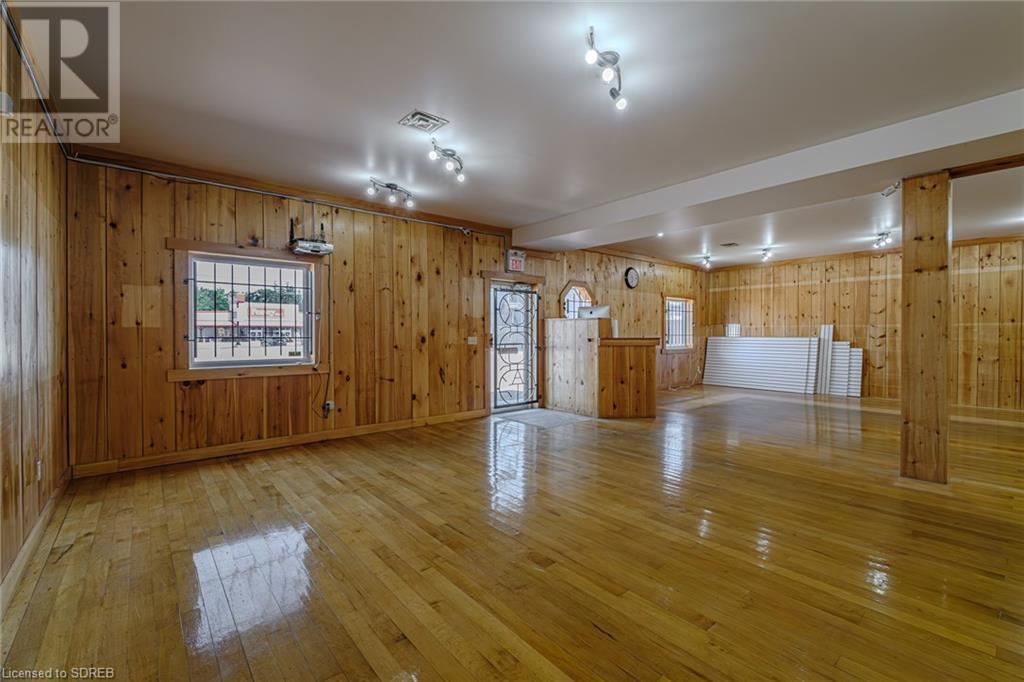 316 Queensway W Property Photo 5