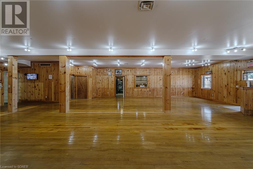 316 Queensway W Property Photo 7