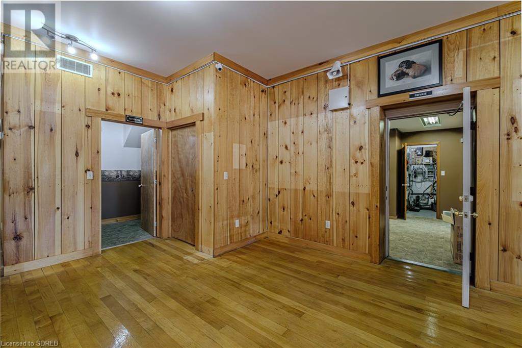 316 Queensway W Property Photo 9