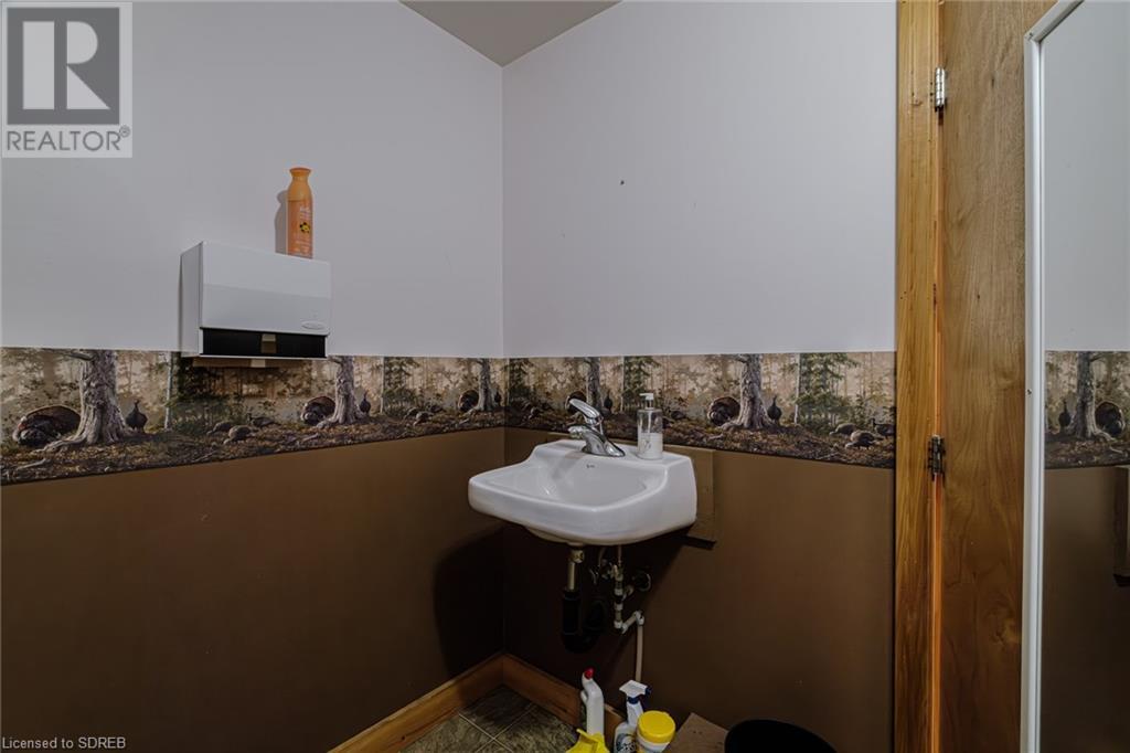 316 Queensway W Property Photo 11