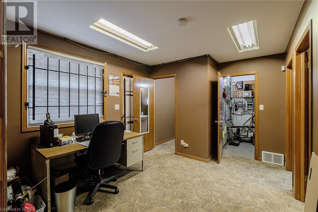 316 Queensway W Property Photo 13