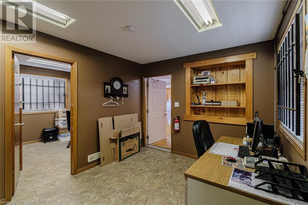 316 Queensway W Property Photo 14