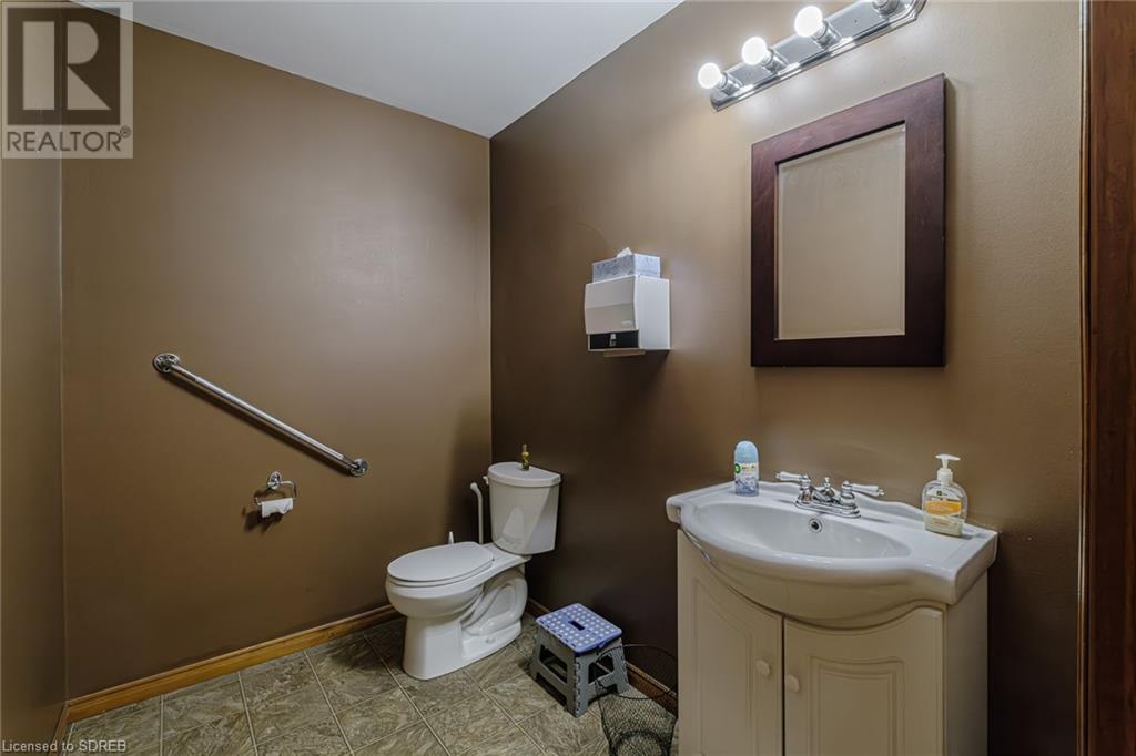 316 Queensway W Property Photo 15