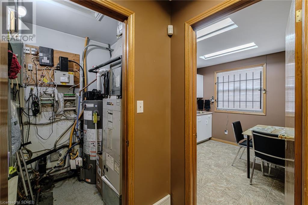 316 Queensway W Property Photo 16