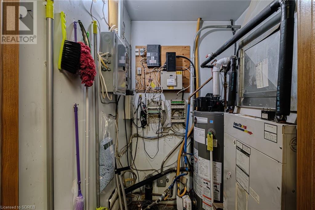 316 Queensway W Property Photo 17