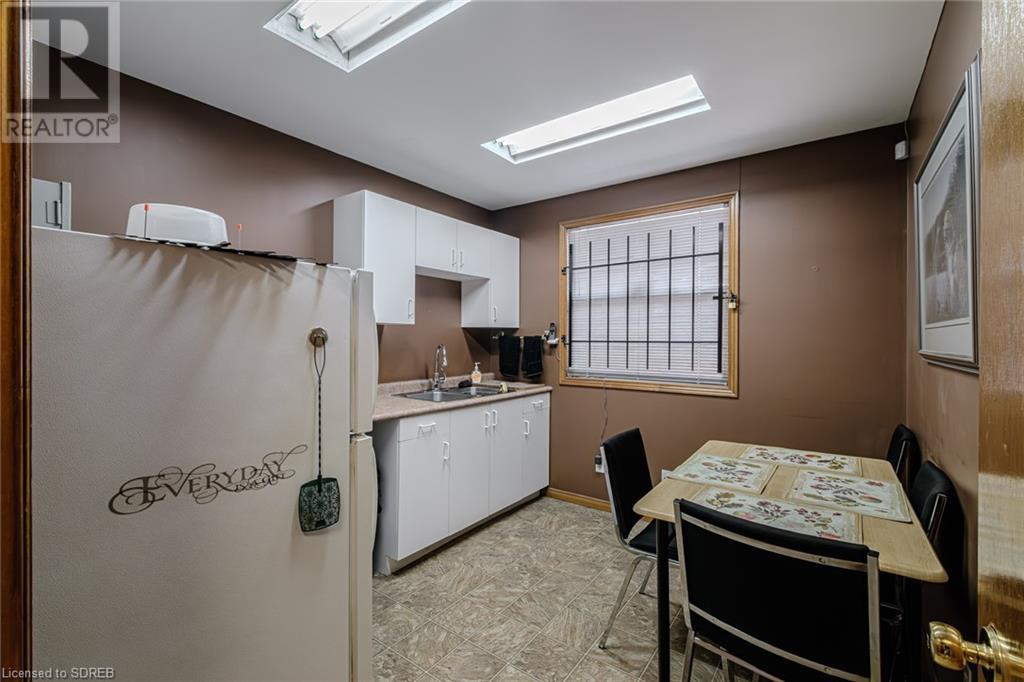 316 Queensway W Property Photo 18