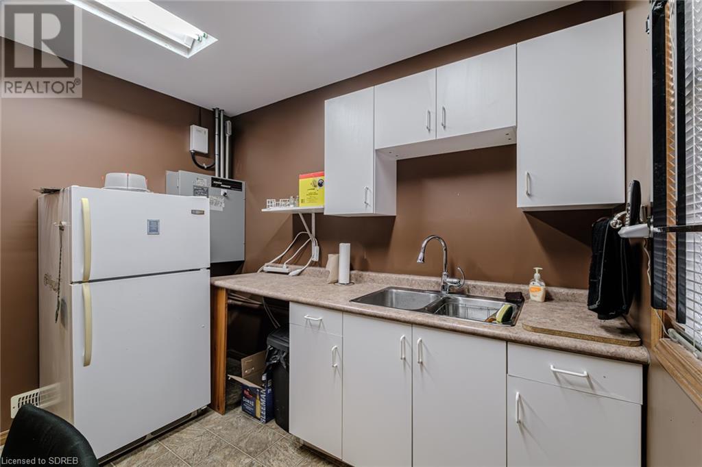 316 Queensway W Property Photo 19