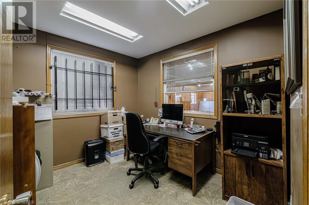 316 Queensway W Property Photo 20