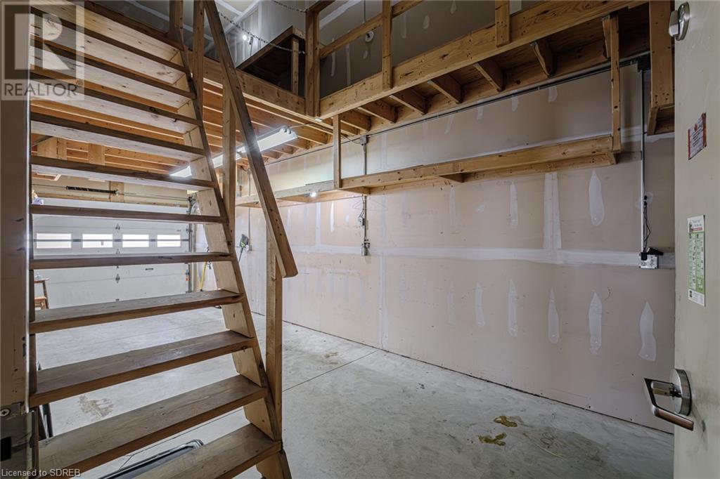 316 Queensway W Property Photo 21