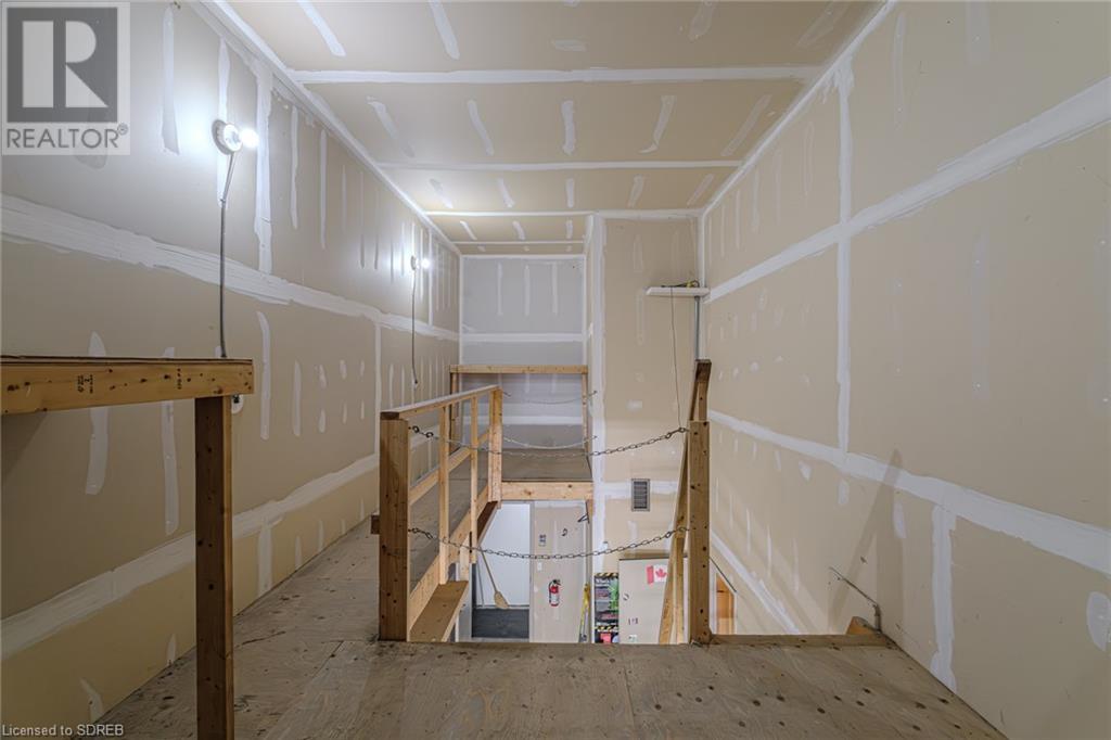 316 Queensway W Property Photo 26