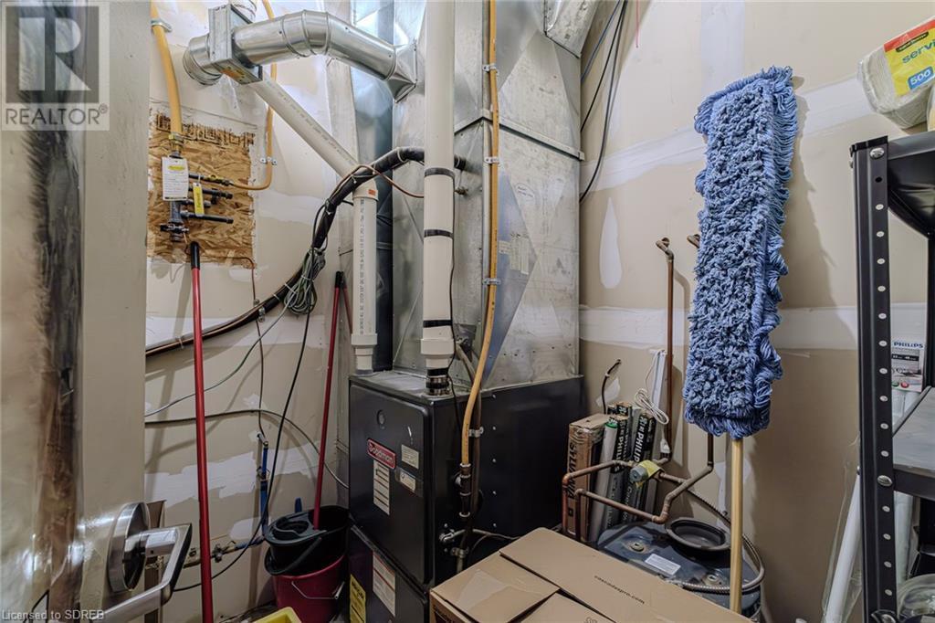 316 Queensway W Property Photo 27